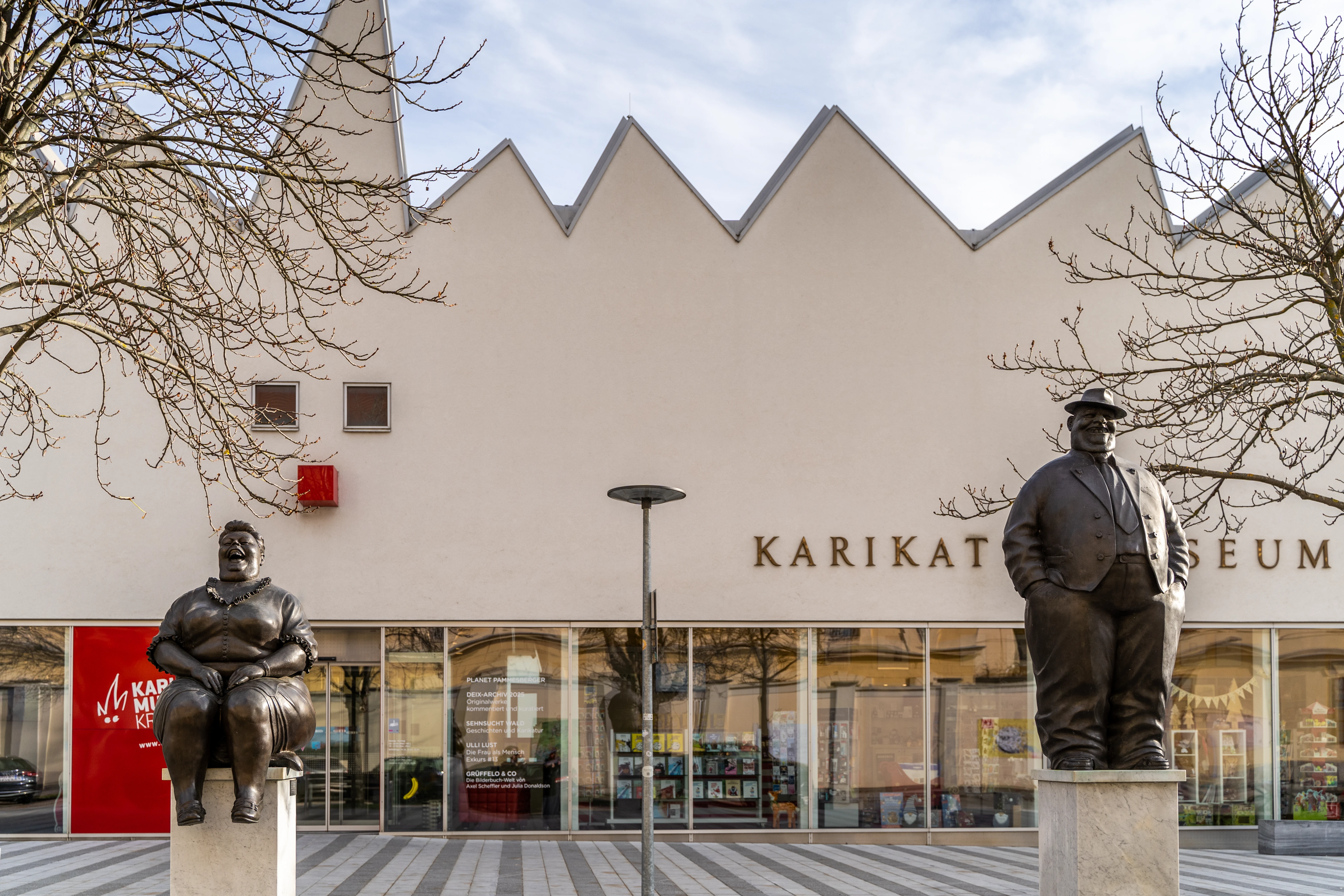 Karikaturmuseum Brandenburg mit Skulpturen